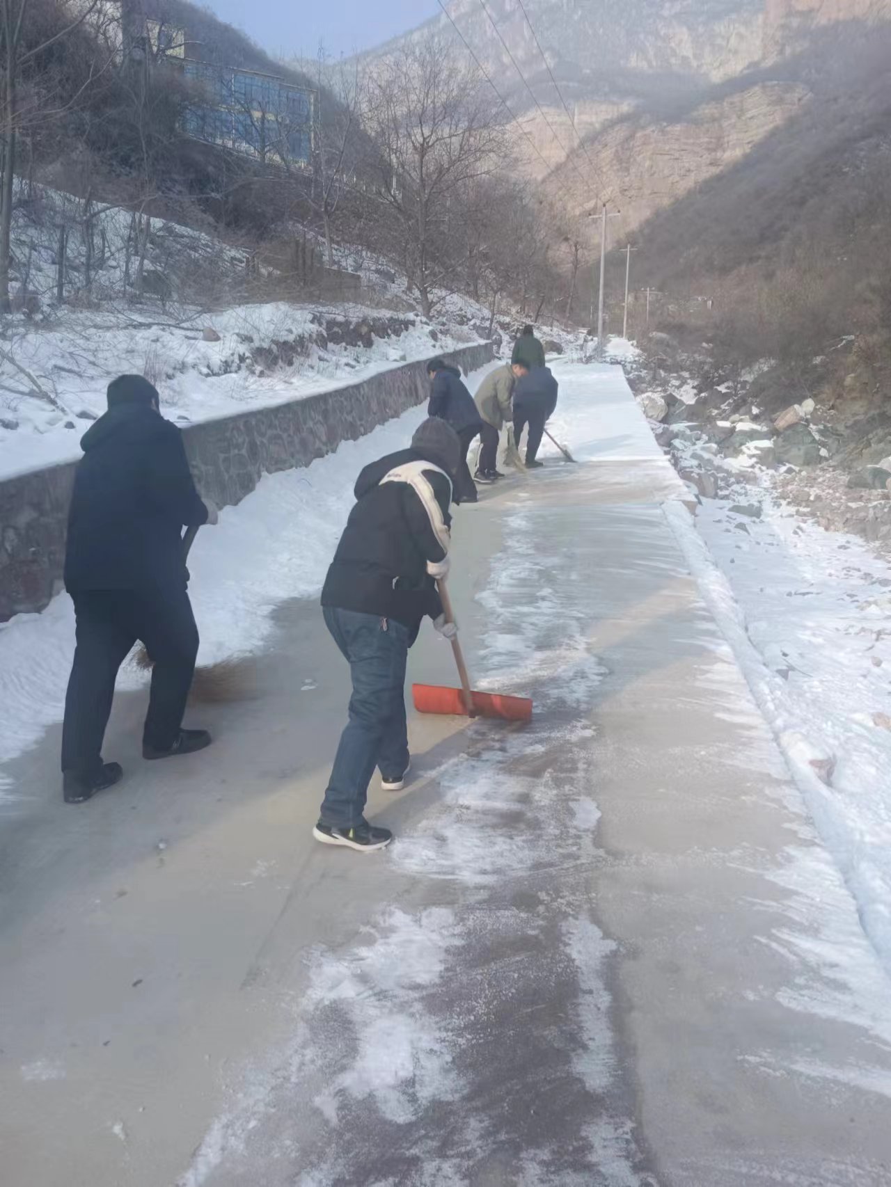 嶂石岩景区开展除雪去冰行动，保障九女峰游览道路畅通。