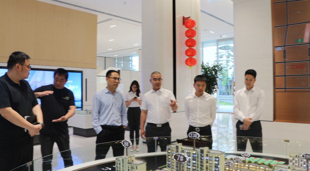 济宁市太白湖新区考察团一行莅临展浩集团考察指导！