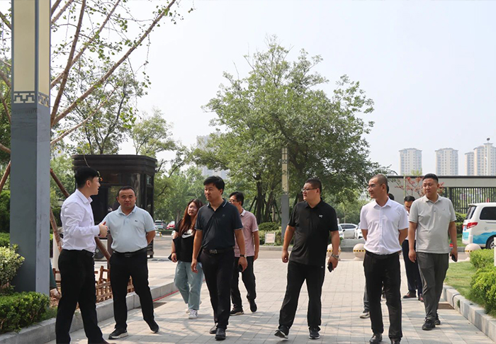 梁山长鑫地产项目总经理赵永伟带领团队，走进展浩参观交流！