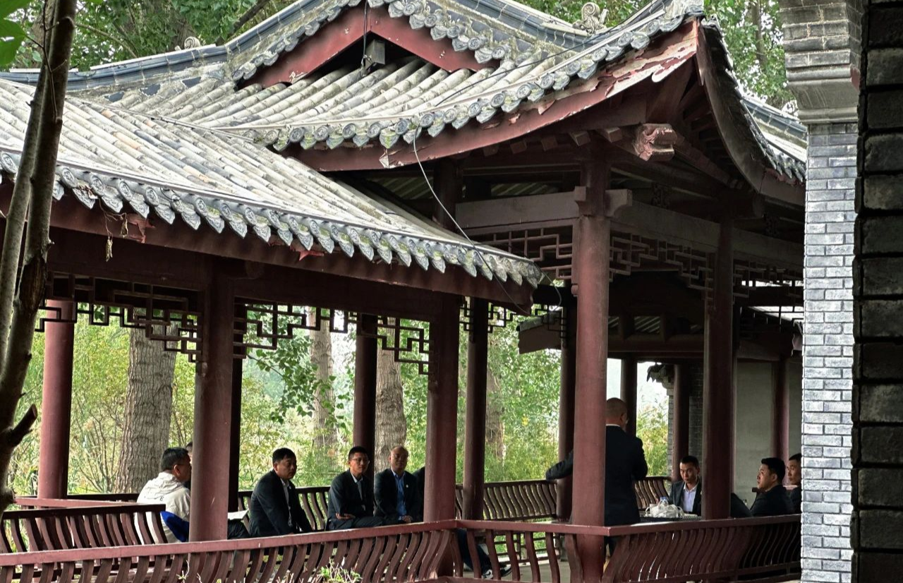 展浩集团高管团队齐聚淄博高青天鹅湖，共谋发展良策