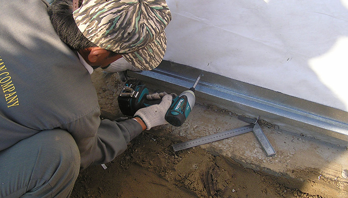 1.1安装批水板-----------fixing-starter-track.jpg