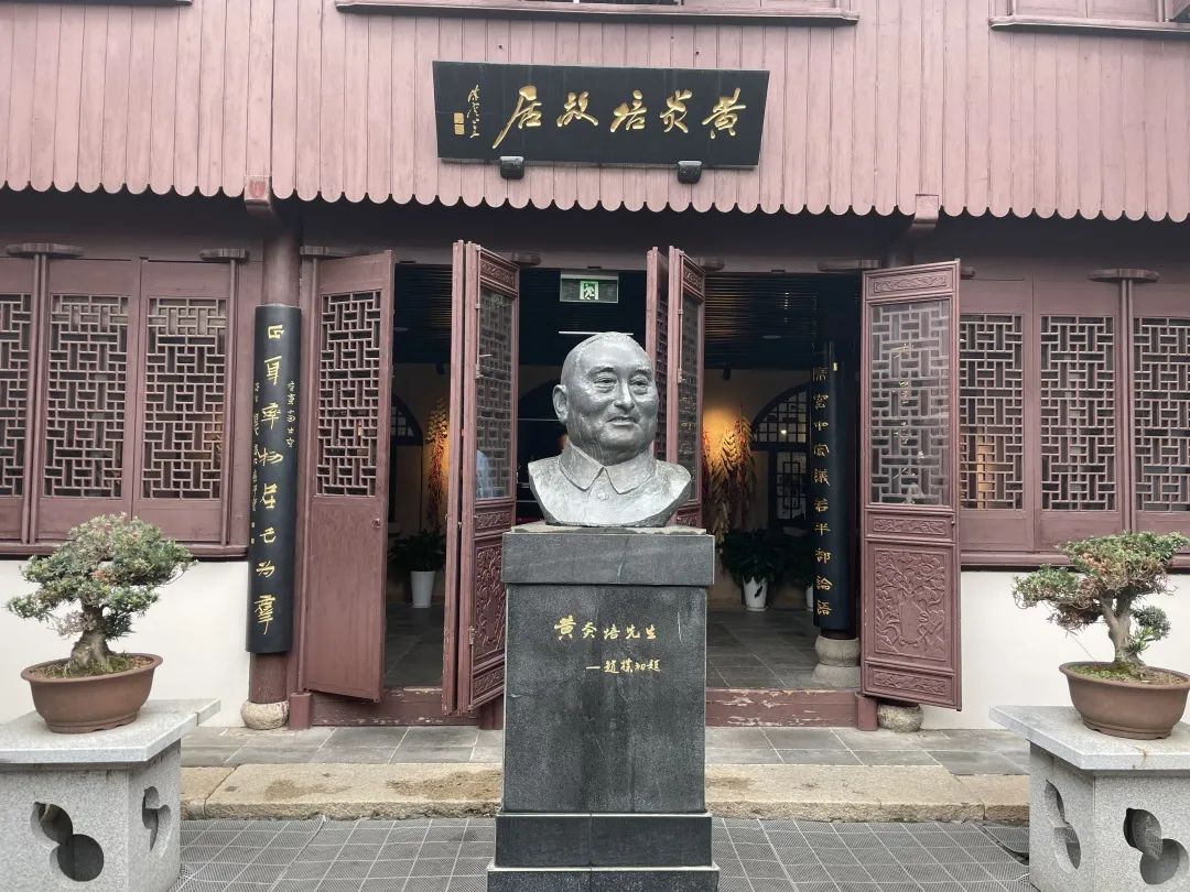 黄炎培铜像.jpg