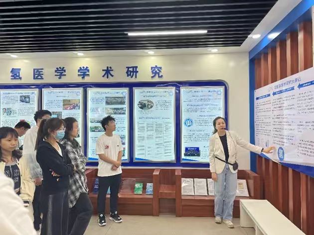 参观实验室